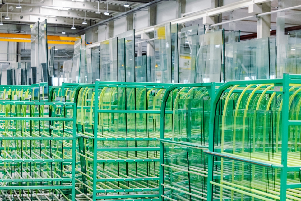 Stillages with glass